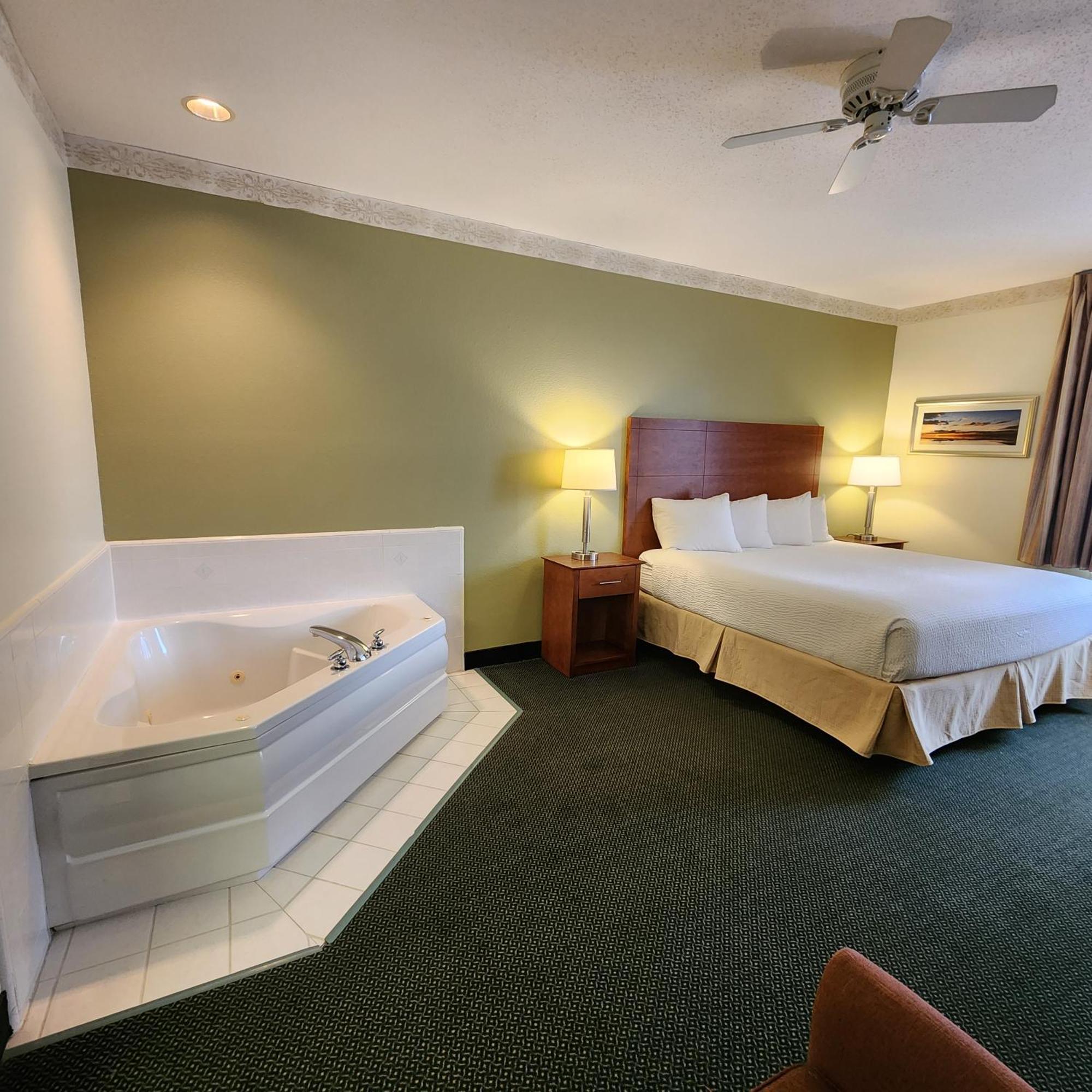 BAYMONT BY WYNDHAM MACKINAW CITY HOTEL ::: UNITED STATES ::: COMPARE HOTEL  RATES