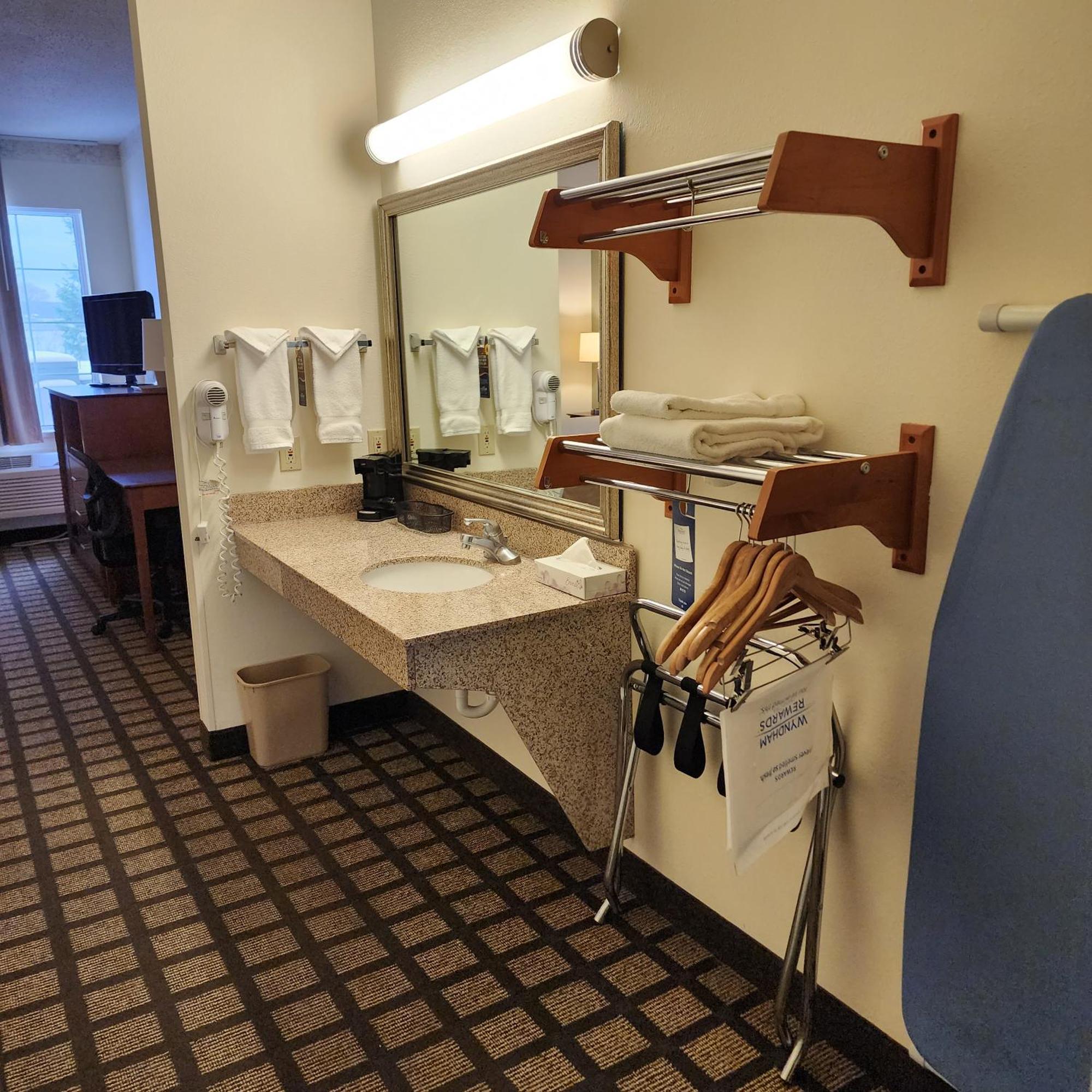 BAYMONT BY WYNDHAM MACKINAW CITY HOTEL ::: UNITED STATES ::: COMPARE HOTEL  RATES